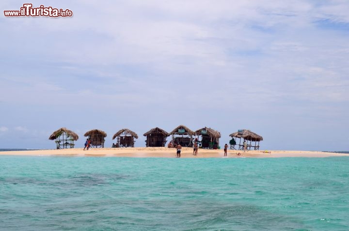Immagine Cayo Arena al largo di Monte Cristi - Si raggiunge in circa 20 minuti di barca dalla costa di Punta Rucia, ed è anche conosciuto con il nome di Cayo Arena, che spiega bene la sua conformazione geologica. Qui, su questo lembo di sabbia strappato al mare, ci si può ripare in alcune capanne di paglia, oppure fare snorkeling nelle acque limpide, o semplicemnte gustarsi un Trago, una specie di Cuba Libre, da gustare mentre ci si rilassa in questo angolo di paradiso