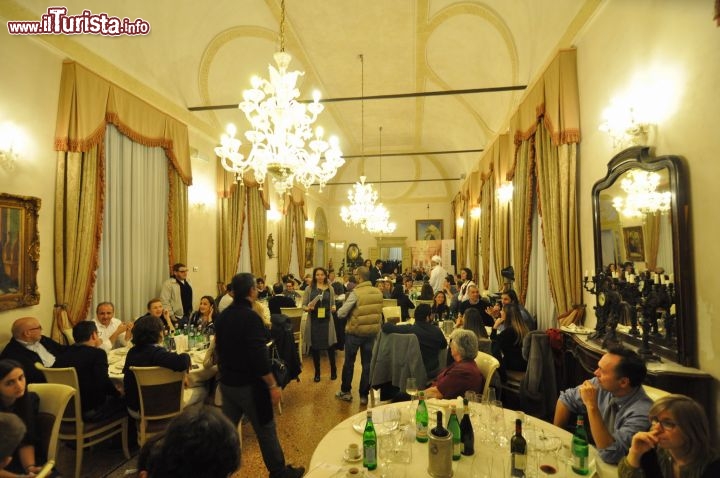 Immagine Cena con Delitto al Castello Bevilacqua (Provincia Verona). Un evento molto atteso è l'appuntamento annuale della Grande Festa Medievale, quando all'inizio della primavera la fortezza ritorna alle origini con una accurata rievocazione storica di costumi, ari e mestieri