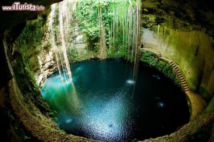 Immagine Il magnifico Cenote di Ik Kil si trova vicino a Chichen Itza in Messico. La penisola dello Yucatan à piena di queste cavità carsiche, che costituiscono anche delle importanti risorse di acqua dolce  - © Subbotina Anna / Shutterstock.com