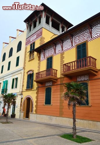 Immagine Un palazzo storico in Via Garibaldi nel centro di Alghero, Sassari, Sardegna nord-occidentale.  - © AG-PHOTO / Shutterstock.com