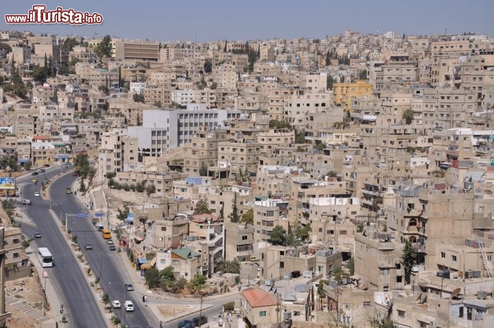 Immagine Il Centro di Amman, la capitale della Giordania, con le case che si perdono a vista d'occhio. La foto è stata scattata dal sito archeologico della Cittadella, Jabal al-Qal'a, che fu eretta dai romani su uno dei colli principali della ciittà - © vyskoczilova / Shutterstock.com