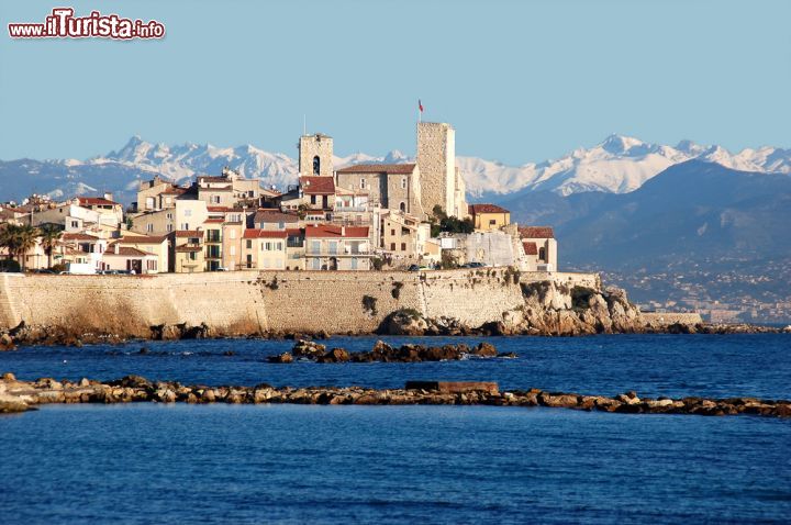 Immagine Centro di Antibes, Francia - Splendido scorcio del centro francese di Antibes dove si innalza imponente il castello Grimaldi. Al primo piano ospita il Museo Picasso che raccoglie numerose opere - dipinti, litografie, arazzi, ceramiche e disegni - eseguite dal grande artista che soggiornò nell'edificio  nel 1946. Il secondo piano è invece riservato a esposizioni temporanee oltre che ad ospitare una collezione d'arte moderna con pitture dedicate al maestro © Arthur R. / Shutterstock.com