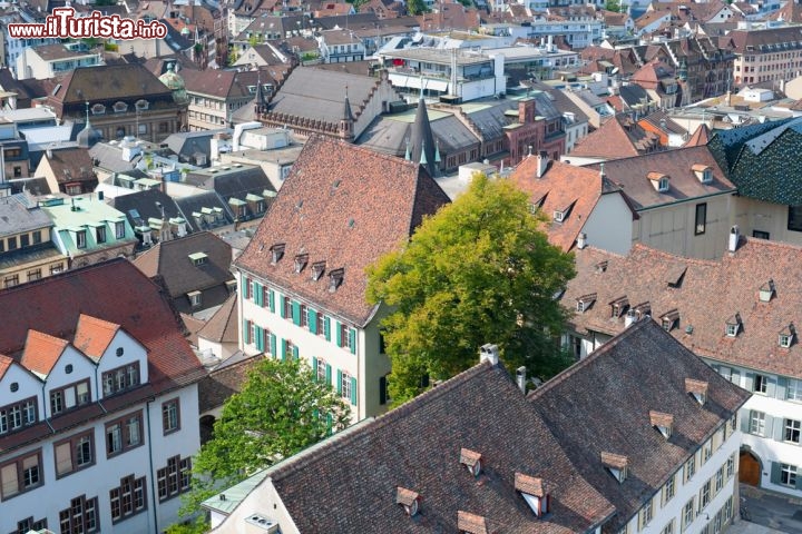 Immagine Centro di Basilea fotografato dalla cattedrale - Dall'alto della Munster di epoca medievale, turisti e visitatori possono godere di un'impareggiabile vista sul centro storico della città che possiede palazzi finemente decorati, strade ampie, monumenti importanti e negozi di prestigio. Basilea vanta anche un importante primato culturale e artistico ospitando sul suo territorio circa 40 musei che ne fanno la città europea con il maggior numero di centri museali © SergiyN / shutterstock.com