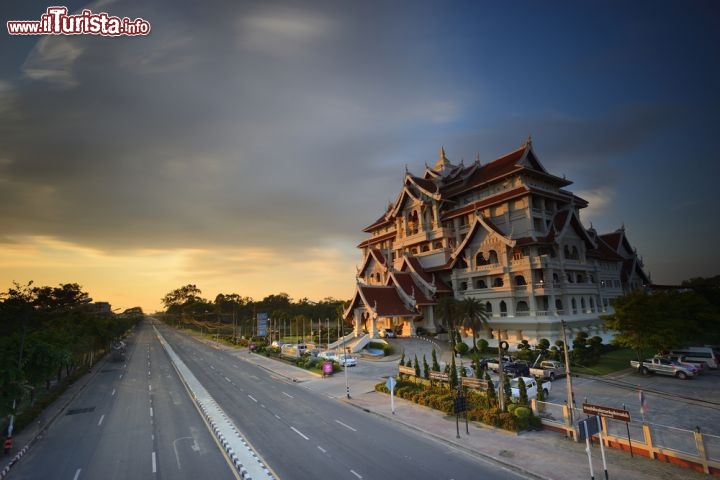 Immagine Centro culturale alla Rajabhat University, Ubon Ratchathani - Oltre agli splendidi templi che rappresentano l'anima religiosa della Thailandia, passeggiando per il centro di Ubon, così viene familiarmente chiamata la città principale della regione, si possono incontrare costruzioni di interesse artistico e culturale. Un esempio ne è l'Ubon Ratchathani Art & Culture Center che ospita al piano terra della torre costruita presso la Rajabhat University un museo aperto al pubblico gratuitamente. Da notare la caratteristica forma a pagoda di questo imponente edificio thailandese qui ritratto al calar del sole © montree hanlue/ Shutterstock.com