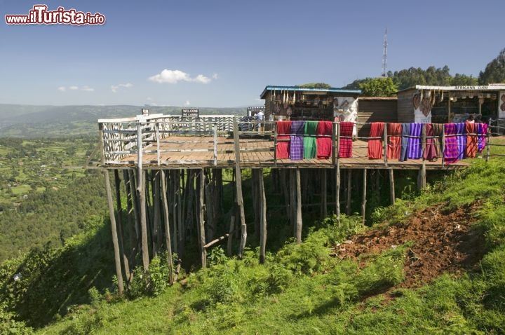 Immagine Centro Masai sul bordo della Rift Valley in Kenya, il basso strutturale che sta divedendo il corno d'Africa e la prte sud-orientale del continente, tentando di aprire un nuovo mare interno - © spirit of america / Shutterstock.com