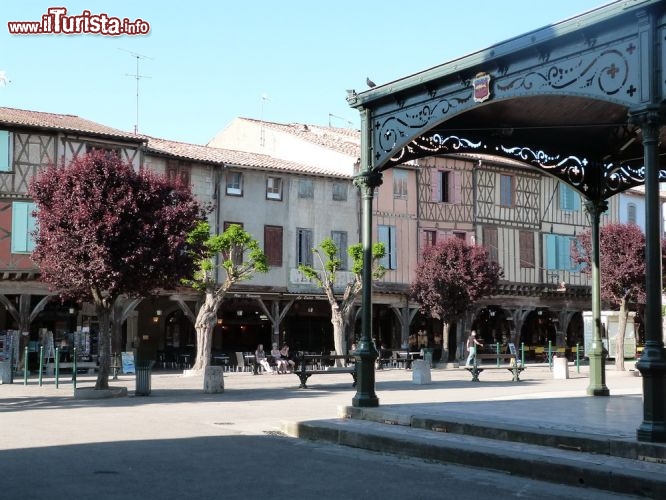 Immagine Il Centro di Mirepoix, dipartimento dell'Ariege in Francia. Si notano le tipiche case a graticcio, tipiche dei centri storici medievali delle città francesi - © Tourisme de Mirepoix