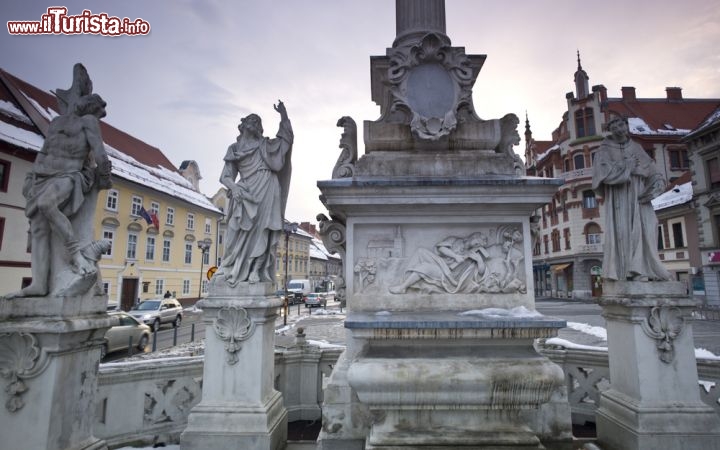 Immagine Il centro storico di Maribor, Slovenia - Adagiata sulle sponde del fiume Drava, la seconda maggiore città slovena è un grazioso centro urbano di 130 mila abitanti. Capoluogo della Bassa Stiria, Maribor vanta prestigiosi palazzi e monumenti culturali meritevoli di una visita a cominiciare dall'Università, ospitata in un bell'edificio d'epoca, sino alla torre dell'acqua e alla cattedrale Stolnica © gary yim / Shutterstock.com