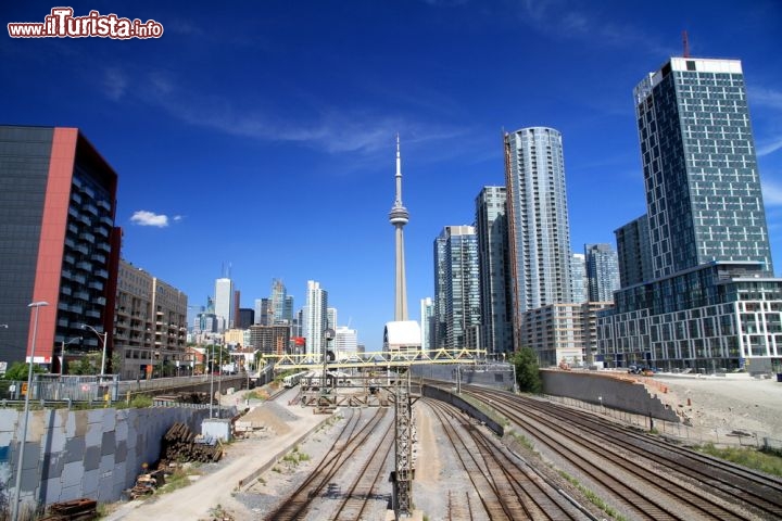 Immagine il centro di Toronto (Ontario), la città più importante del Canada e la Go Transit railway. Sullo sfondo la CN Tower alta 553 metri - © ValeStock / Shutterstock.com