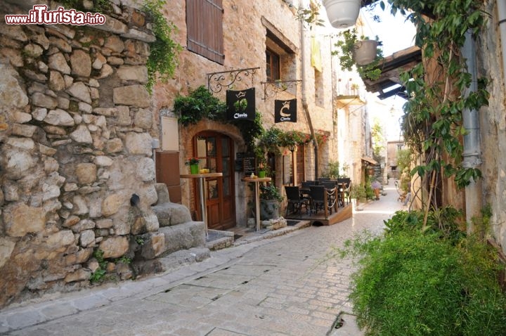 Immagine Centro di Tourrettes sur Loup, Francia - Sorta attorno al suo maestoso castello fortificato, Tourrettes sur Loup ha saputo mantenere intatta nel corso dei secoli la sua ricchezza architettonica. Percorrere i vicoli lastricati del borgo andando alla scoperta di scorci panoramici d'autore permette di vivere quell'atmosfera squisitamente medievale che si è conservata sino ai giorni nostri © Sonja Vietto Ramus