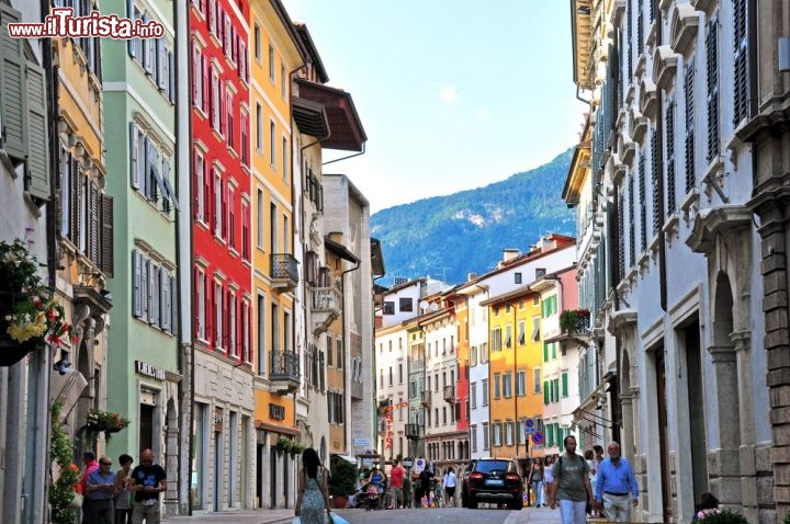 Immagine Centro pedonale di Trento - Grazie alle sue dimensioni piuttoste ridotte, il centro di Trento può essere comodamente visitato con una passeggiata a piedi fra vie e piazze che ospitano palazzi rinascimentali e vecchie dimore storiche che contribuiscono a rendere la città una delle più suggestive d'Italia. La zona pedonale di Trento si snoda da Largo Carduci a Piazza Duomo dove si possono ammirare monumenti storici, assaporare la gastronomia locale e scegliere souvenirs nei negozi e boutique più prestigiose © Arseniy Krasnevsky / Shutterstock.com