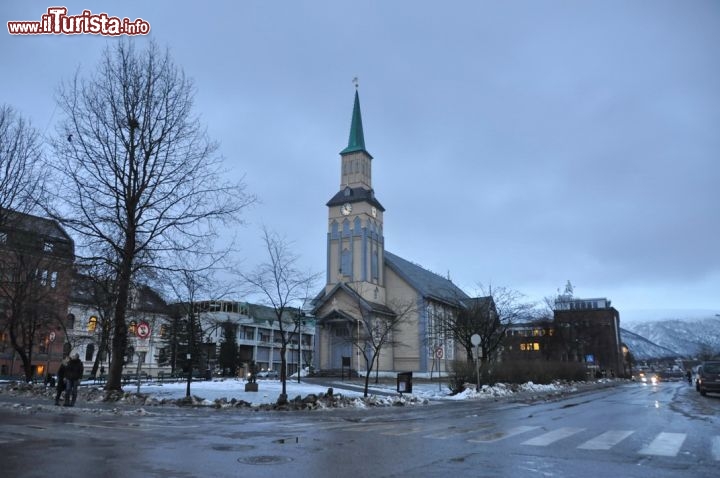 Immagine Il centro di  Tromso in Norvegia, con la Cattedrale vista dalla via Storgata
