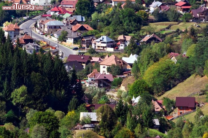 Immagine Panoramica del borgo di Bran, la cittadina dove sorge il Castello di Dracula in Romania - © Alexandru Logel / Shutterstock.com