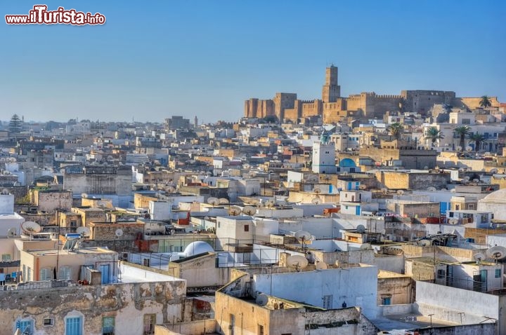 Immagine il centro della Medina di Sousse, una delle più interessanti della Tunisia, la nazione più vicina all'Italia di quelle del nord Africa. Sulla vetta della medina si erge il Ribat, la fortezza - © Marcin Sylwia Ciesielski / Shutterstock.com