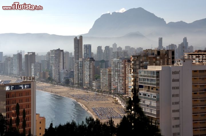 Immagine Centro di Benidorm con nebbia mattutina, tipica delle fasi di scirocco sul Mediterraneo. Siamo nel versante orientale della Spagna - © Madrugada Verde / Shutterstock.com