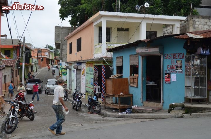 Immagine Uno dei tanti scorci del centro della località di Jarabacoa, dominata dagli oltre 3.000 metri del Pico Duarte, dove ancora si aggira la "Ciguapa" protagonista della leggenda legata alla sua fondazione