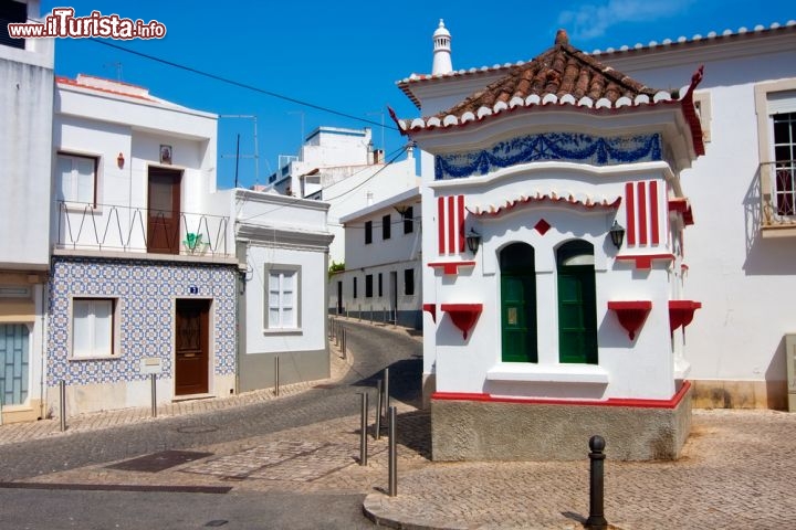 Immagine Il centro storico di Lagos, una delle mete turistiche dell'Algarve in Portogallo - © aniad / Shutterstock.com