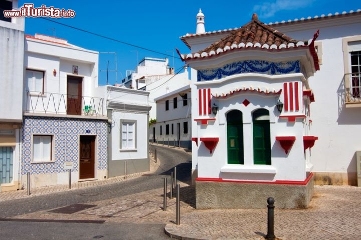 Immagine Il centro storico di Lagos, una delle mete turistiche dell'Algarve in Portogallo - © aniad / Shutterstock.com