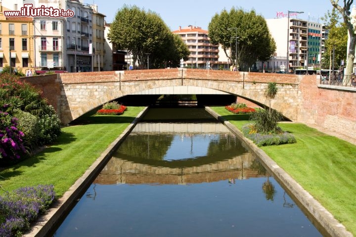 Immagine Centro di Perpignan, Francia: il fiume Basse, assieme al Tet attraversa il centro della città più importante del Rossiglione, situata quasi al confine con la Spagna - © Natursports / Shutterstock.com