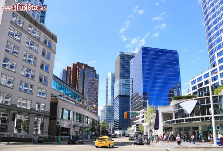 Immagine Downtown Vancouver (British Columbia, Canada) è il centro commerciale, finanziario, culturale e governativo di Vancouver, e occupa l'estremità meridionale della penisola a nord della città. I grattacieli abbondano e le strade sono spesso affollate, ma Vancouver è considerata una delle città più vivibili del mondo - © Protasov AN / Shutterstock.com