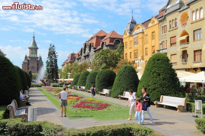 Immagine La lunga piazza del centro storico di Timisoara, nella parte occidentale della Romania - © Tupungato / Shutterstock.com