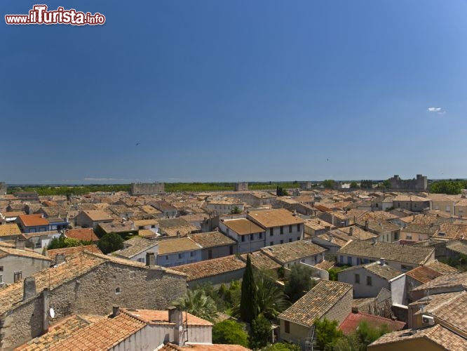 Immagine Veduta aerea del centro storico di Aigues Mortes, Francia - Situata nel dipartimento Gard nella regione della Linguadoca-Rossiglione, Aigues Mortes è un comune di poco più di 8 mila abitanti distante 35 km da Nimes e 30 da Montpellier. Avendo ben conservata la sua cinta muraria, la città è oggi un'importante meta turistica con accesso automobilistico al suo interno strettamente regolamentata per salvaguardarne l'atmosfera originale © wjarek / Shutterstock.com