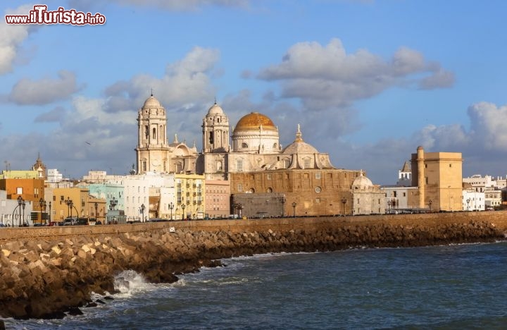 Immagine Centro storico di Cadice, la città portuale che s'affaccia sul mare dell'Andalusia - © liquid studios / Shutterstock.com