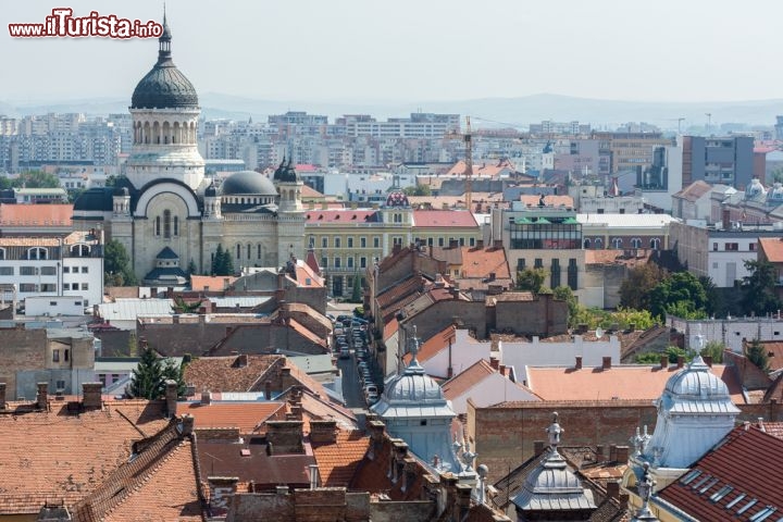 Immagine Panorama sul centro storico di Cluj Napoca, Romania - Con una storia e un patrimonio artistico decisamente ricchi alle spalle, in quanto luogo di incontri di diverse culture, religioni e lingue, questa città che sorge nel cuore della regione della Transilvania vanta edifici storici e luoghi di culto costruiti in vari stili nel corso dei secoli. In questa immagine, un suggestivo scorcio panoramico sul centro cittadino dove non mancano neppure teatri, gallerie d'arte e musei © Radu Bercan / Shutterstock.com