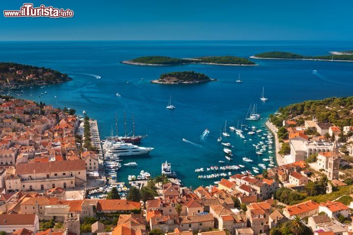 Immagine il centro storico di Hvar (Isola di Lesina) è considerato una specie di museo a cielo aperto, con palazzi pregevoli, strade lastricate e una cerchia muraria ancora integra adriatico Dalmazia Croazia - © Evgeniya Moroz / Shutterstock.com