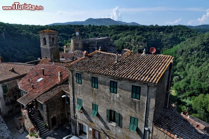 Immagine Centro storico di Sorano: il panorama come visto dal Castello della Fortezza orsini. Siamo in Maremma, nella Provincia di Grosseto