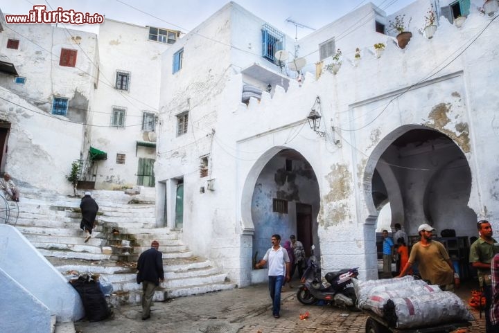 Immagine Fotografia di uno scorcio del centro storico di Tetouan in Marocco - © Boris Stroujko / Shutterstock.com