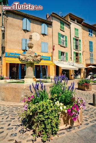Immagine Centro storico di Valensole, la città della Provenza (Francia) famosa per i suoi campi di lavanda che fioriscono all'inizio dell'estate - © Gayane / Shutterstock.com