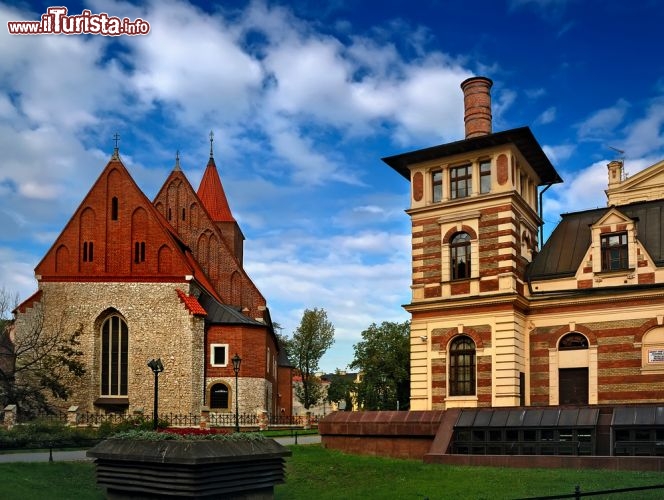 Immagine Centro storico di Cracovia: le architetture di una chiesa ed un palazzo nella grande città del sud della Polonia - © Ihor Pasternak / Shutterstock.com