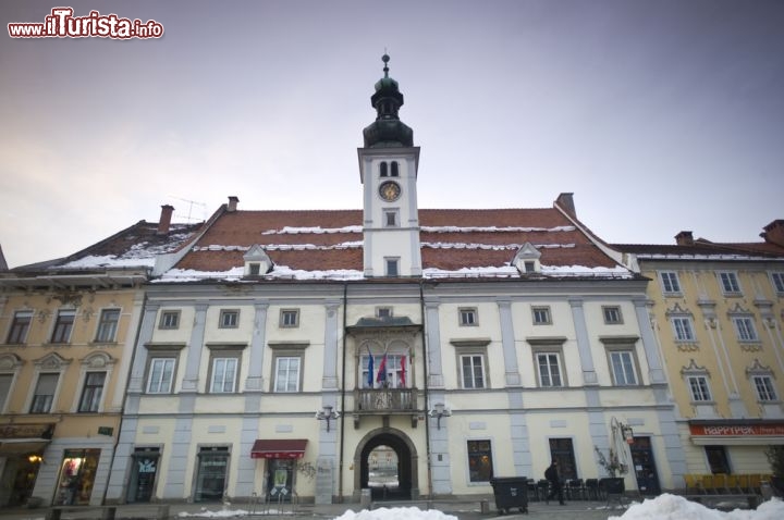 Immagine Neve nel centro storico di Maribor, Slovenia - Su Glavni trg, la principale piazza di Maribor, si affaccia il Palazzo Comunale della città con la sua caratteristica torre dell'orologio. In questa immagine, l'abbondante neve, grazie ai raggi del sole, si sta sciogliendo dai tetti del centro storico © gary yim / Shutterstock.com