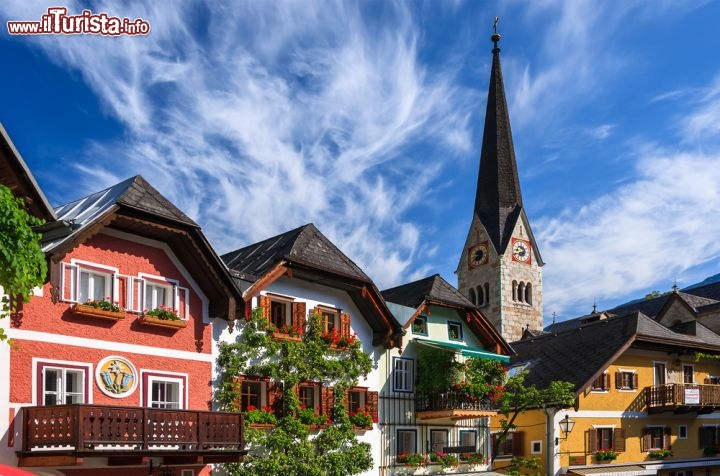 Immagine Il centro storico di Halstatt: si nota il campanile della Parrocchiale, la chiesa principale del borgo dell'Alta Austria. Dentro la chiesa si trova un celebre trittico gotico, opera di Leonhard Astl - © Pawel Kazmierczak / Shutterstock.com