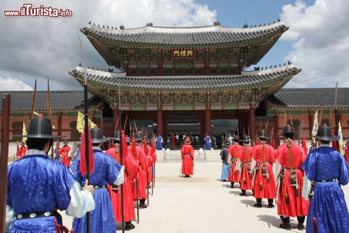 Immagine Cerimonia della Guardia Reale al Kyongbokkung Palace di Seul (Seoul) la capitale della Corea del Sud (South Korea) - © yabu / Shutterstock.com