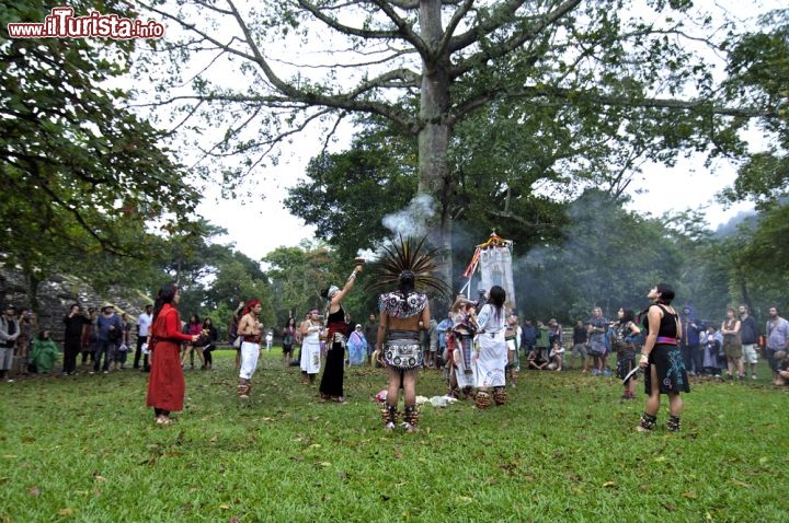 Immagine Una cerimonia in perfetto stile Maya a Palenque (Chiapas, Messico), dove migliaia di anni fa la popolazione precolombiana osservava le stelle, studiava le stagioni e onorava gli elementi della natura  - © Chad Zuber / Shutterstock.com/ Shutterstock.com