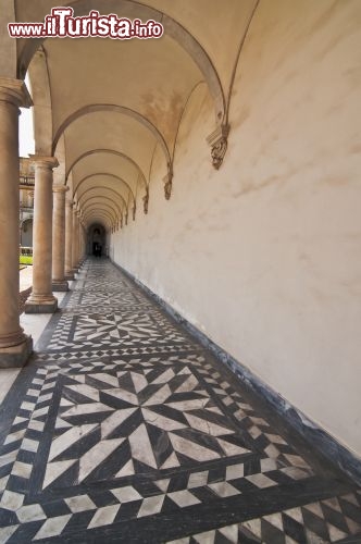 Immagine Certosa di San Martino, Napoli: dettaglio del compleso del chiostro - © edella / Shutterstock.com