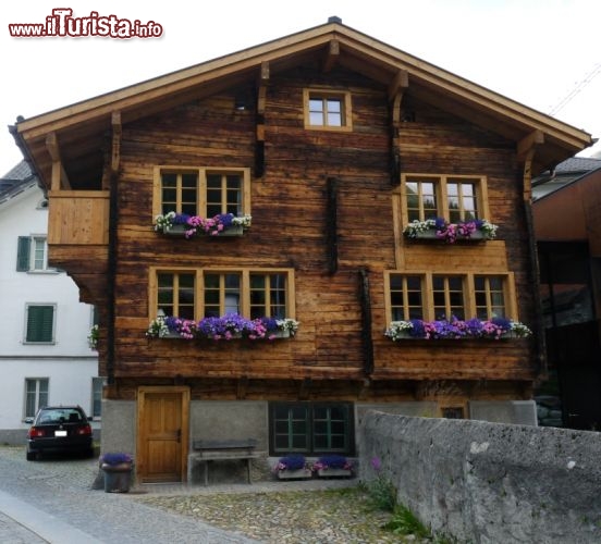 Immagine Chalet in legno con gerani in centro ad Andermatt (Svizzera)