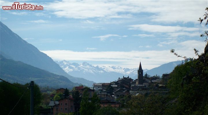 Immagine Chambave, panorama del paese situato nella valle centrale della Dora Baltea (Valle d'Aosta) - © Madpack - CC BY-SA 3.0 - Wikipedia