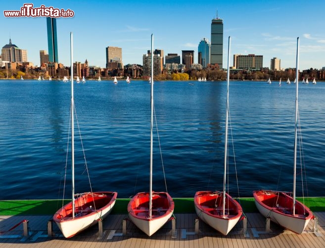 Immagine Boston si affaccia sul Charles River (per gli amici "The Charles"), il fiume lungo 129 km che nasce a Hopkinton e scorre verso nord-est attraversando 23 città, prima di tuffarsi nell'Oceano Atlantico proprio a Boston - © Marcio Jose Bastos Silva / Shutterstock.com