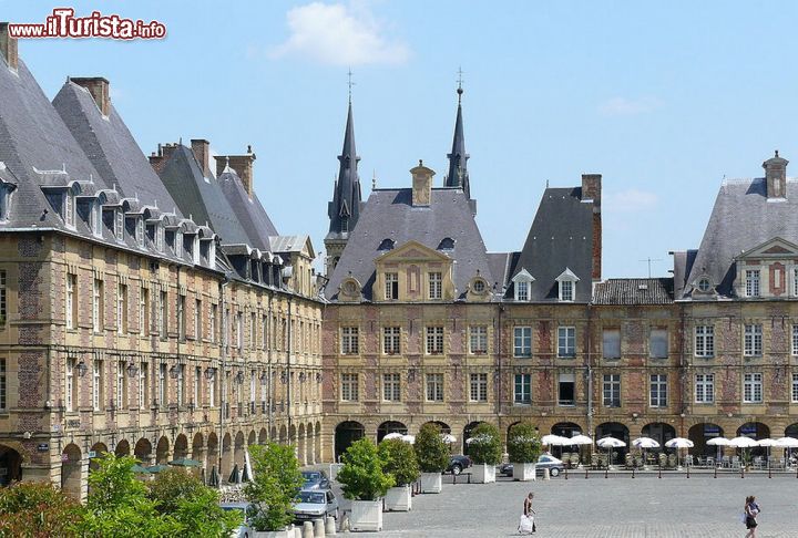 Immagine Charleville, la vasta Place Ducale. Questa doppia cittù del nord-est della Francia, nella regione di Champagne-Ardenne Pays, ed è famosa per il suo Festival delle Marionette, che si svolge ogni due anni, negli anni dispari - © Ad Meskens - CC BY-SA 3.0 -Wikimedia Commons.