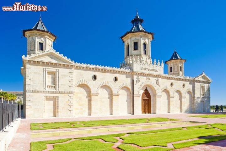 Immagine Chateau Cos D'Estournel, è uno dei castelli che si trova a nord di Bordeaux, in  Aquitania (Francia) - © PHB.cz (Richard Semik) / Shutterstock.com
