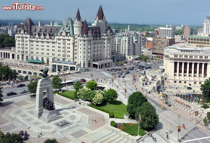 Immagine Ottawa, Ontario, Canada: il Fairmont Chateau Laurier è un hotel di lusso di 660 mila mq situato a pochi passi dal Parlamento Canadese, tra Rideau Street e Sussex Drive, composto da 429 camere e caratterizzato da un elegante stile gotico. L'hotel sovrasta il fiume Ottawa e la sala da pranzo principale si affaccia su Major's Hill Park. Nel 1980 è stato dichiarato Sito Storico Nazionale - © Paul McKinnon / Shutterstock.com