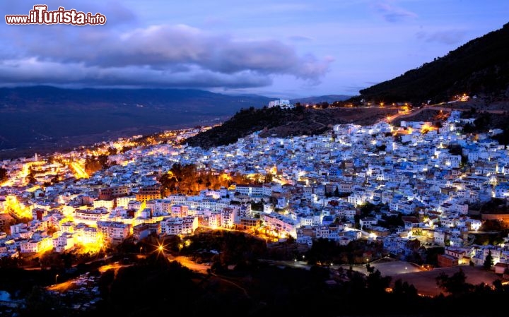 Immagine Chefchaouen, fotografia notturna della medina blu del Marocco - © Zzvet / Shutterstock.com