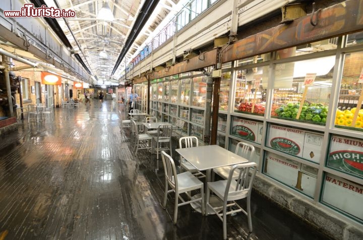 Immagine Chelsea Market a New York City, Stati Uniti. Situato nell'omonimo quartiere, Chelsea Market è un grande loft ricavato dall'ex fabbrica dei biscotti Oreo: in questo edificio sulla 9th Avenue, al numero 75, si possono acquistare prodotti freschi, come il pesce, e farselo cucinare sul posto. Si trovano inoltre negozi di dolci e pane, vini, prodotti italiani e etnici - © Sean Pavone / Shutterstock.com