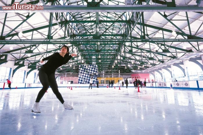 Immagine Chelsea Piers Rink a New York, Stati Uniti. La struttura sportiva che ospita il pattinaggio su ghiaccio indoor di New York