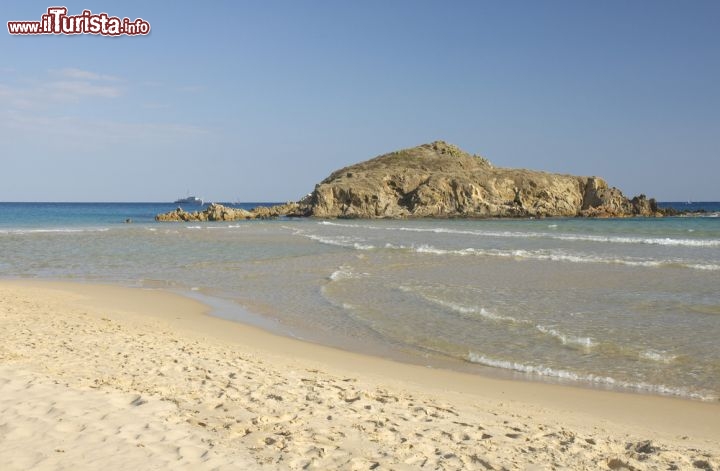 Immagine Chia, l'ampia spiaggia sabbiosa nella Sardegna meridionale - © Elisa Locci / Shutterstock.com