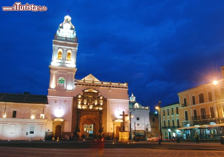 Immagine La Chiesa di Santo Domingo, sull'omonima piazza di Quito (Ecuador), in versione notturna. Commissionata dai domenicani all'architetto Francisco Becerra nel 1580, fu completata nella prima metà del Seicento. Contiene arredi di pregio e opere d'arte, così come il museo situato a nord del chiostro e la splendida cappella barocca di Nuestra Señora del Rosario, aggiunta nel XVIII secolo - © Alan Falcony / Shutterstock.com