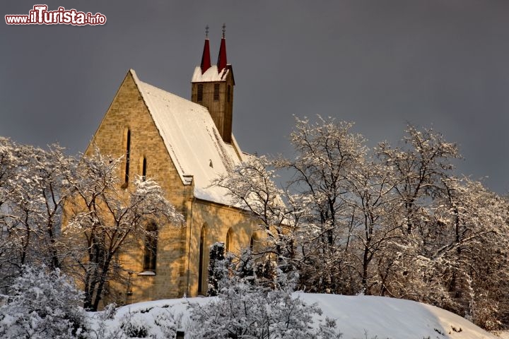 Immagine Veduta invernale della chiesa Calvaria di Cluj Napoca, Romania - Il piccolo villaggio rumeno di Manastur, nei pressi di Cluj Napoca, custodisce la graziosa chiesa Calvaria che venne edificata nel corso dei secoli IX° e X°. Si tratta di una abbazia benedettina circondata da mura difensive distrutta durante le invasioni mongole del 1241 e successivamente ricostruita per ordine del re Bela IV°. L'attuale edificio religioso, conosciuto con il nome di Biserica Romano Catolica Calvaria, risale agli anni tra il 1470 e il 1508  © Dan Tautan / Shutterstock.com