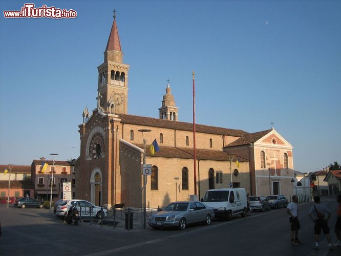 Immagine La chiesa parrocchiale di Treporti una delle due località che formano il comune di Cavallino-Treporti vicino a Jesolo, in Veneto - © Hullie (presunto) - CC BY-SA 2.5 - Wikipedia